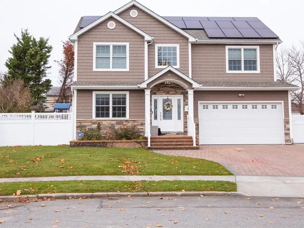 8 Lillian Lane, Plainview, NY 11803