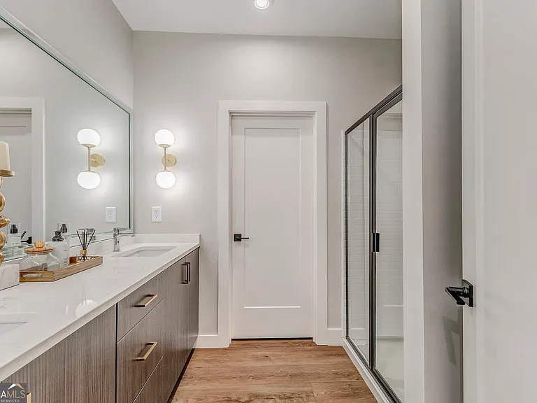 77 Chateau Dr — Photo 37
