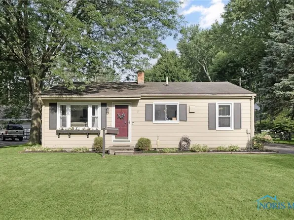 2 Orchard Dr, Waterville, OH 43566