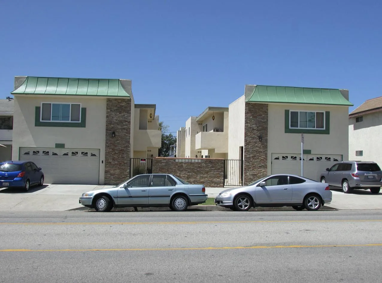 2 bed, 900 sqft, $2,695 — Photo 1