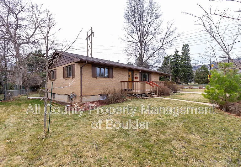1980 Floral Dr — Photo 2