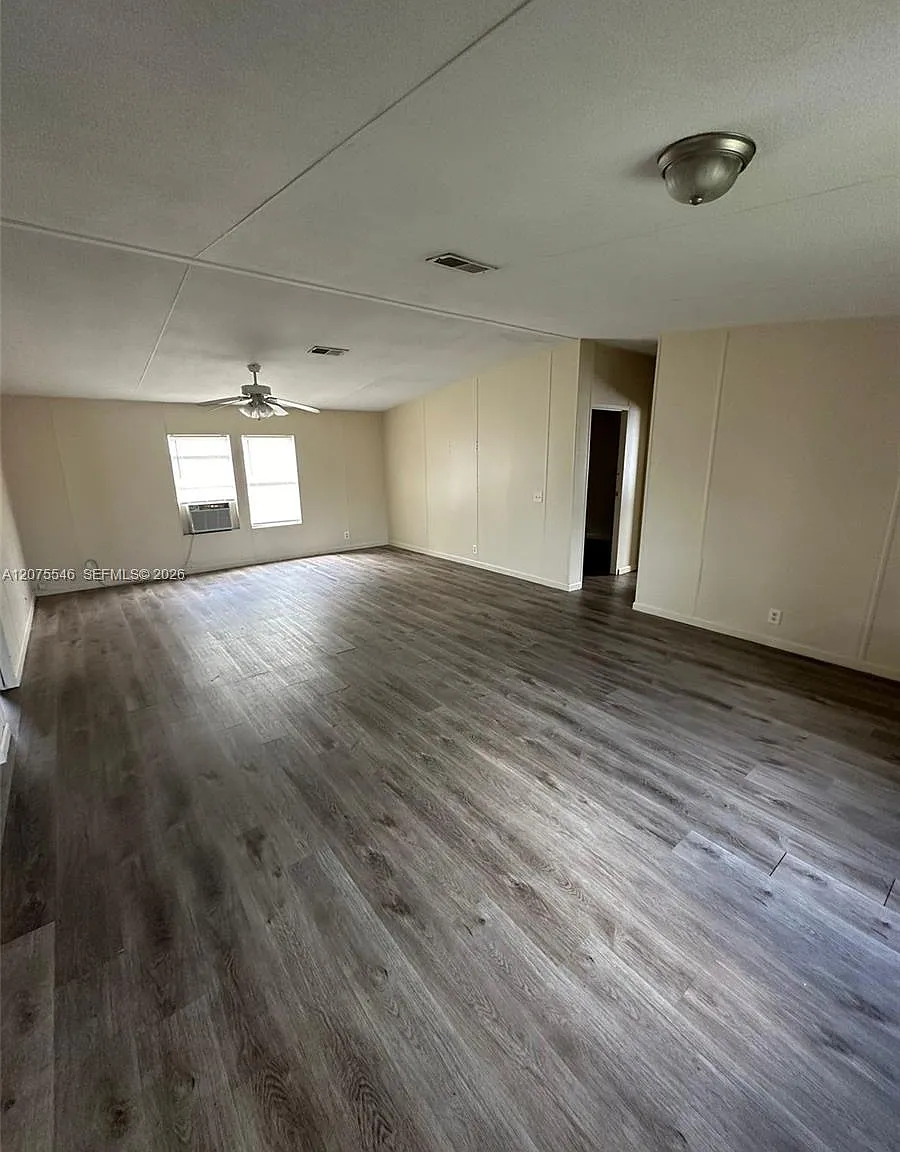 Watergate Mobile Home — Photo 2