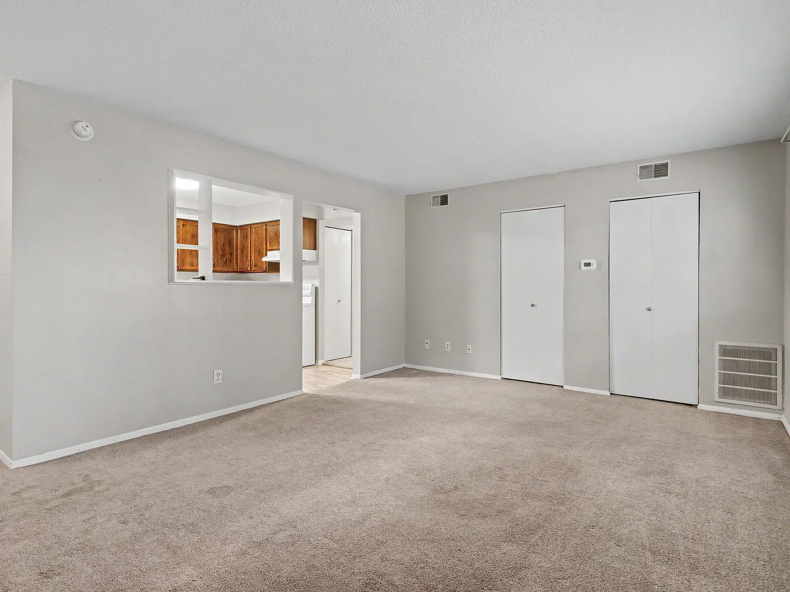 2 bed, 1.5 bath, 915 sqft, $925 — Photo 4