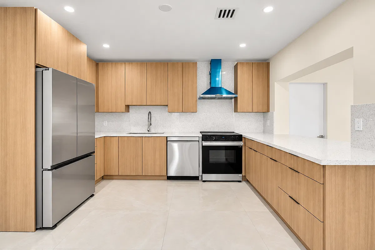3 bed, 2.0 bath, 1136 sqft, $3,975 — Photo 3