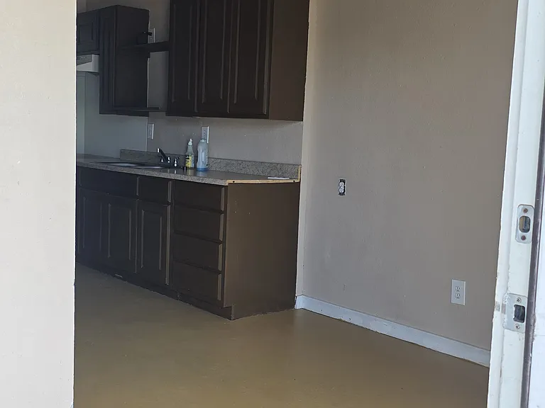 102 E Baylor #B — Photo 9