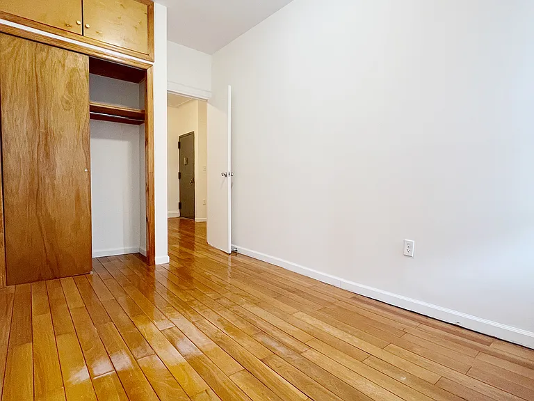 1704 Gates Ave #2R — Photo 3