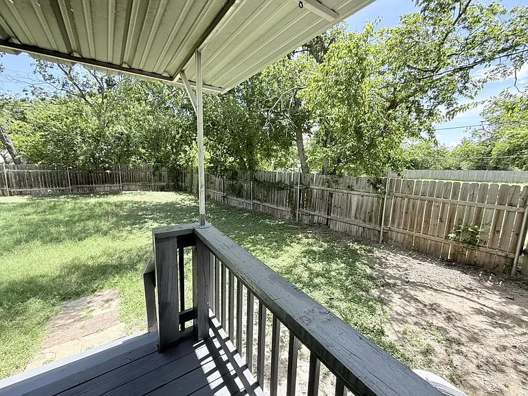 610 W Avenue B — Photo 36