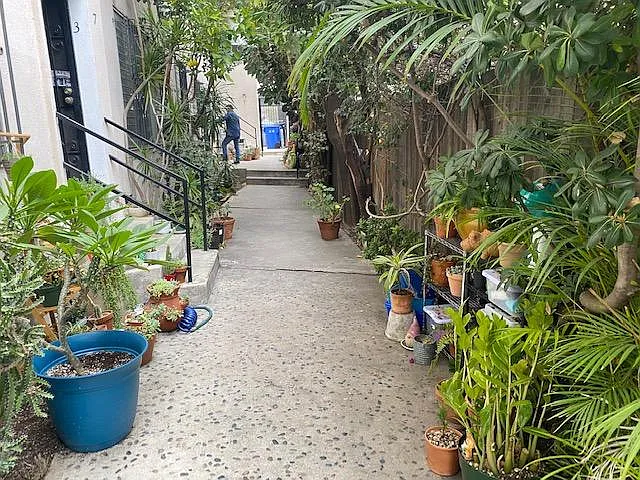 132 S Hayworth Ave #8 — Photo 17