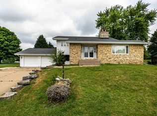 16939 Thunder Hills Dr, Peosta, IA 52068