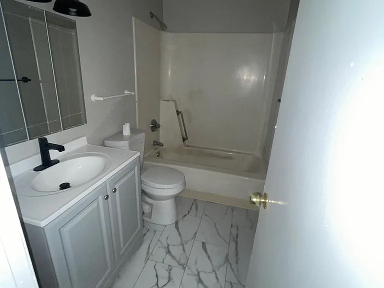 26 Robert St #4 — Photo 15