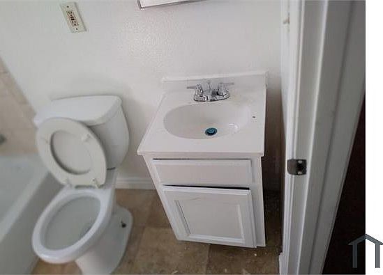 5th image of 3751 S Saint Andrews Pl #Na