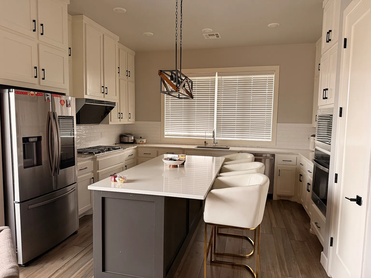 3 bed, 2400 sqft, $3,300 — Photo 4