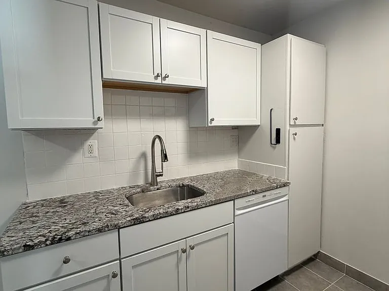 Princeton Square Apartments — Photo 8