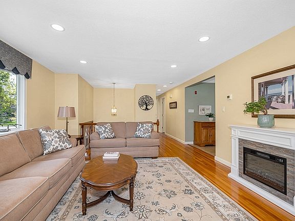 5th image of 83 Mullen Ln