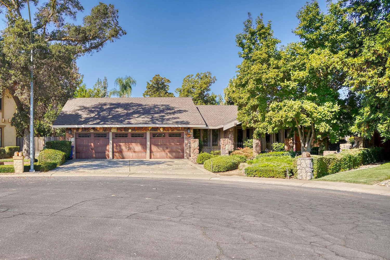 909 Sharnee Cir photo 1