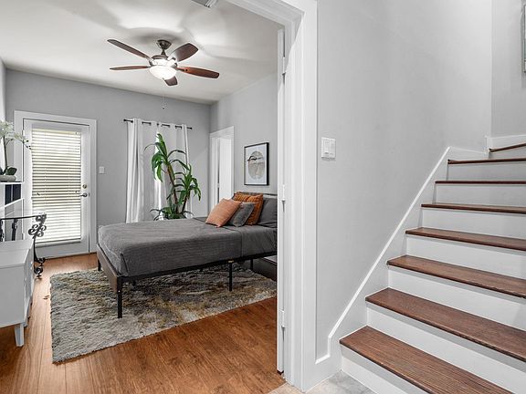 4th image of 926 Lester St