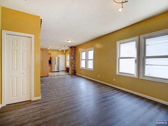 5th image of 95 Melville Pl