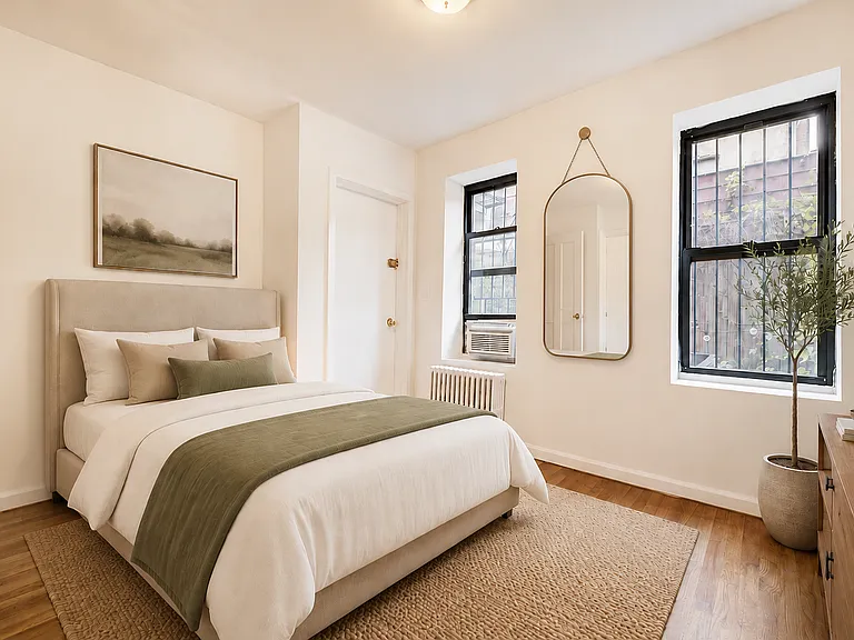 249 E 10th St #17 — Photo 3