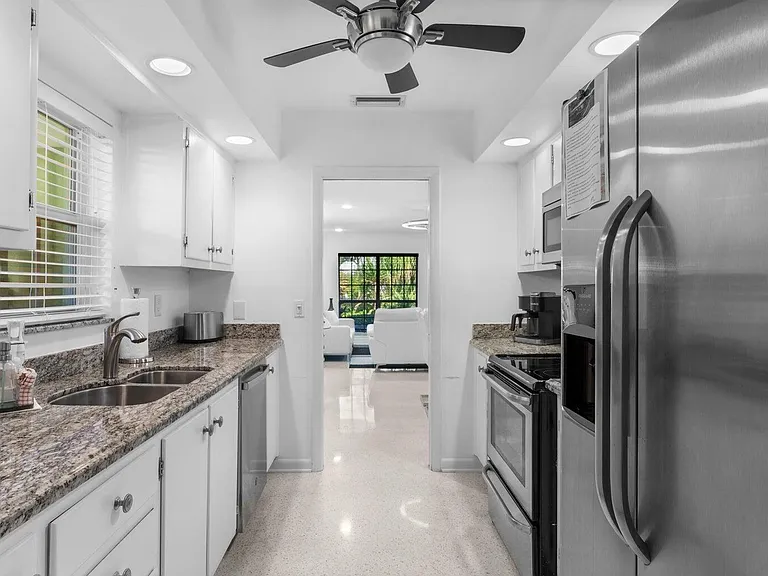 410 Venetian Dr — Photo 6
