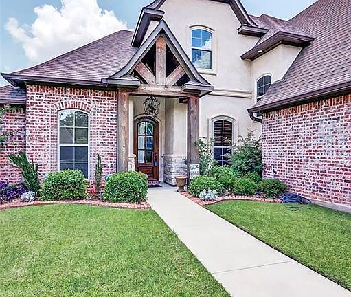 2nd image of 111 Saint Andrews Ln