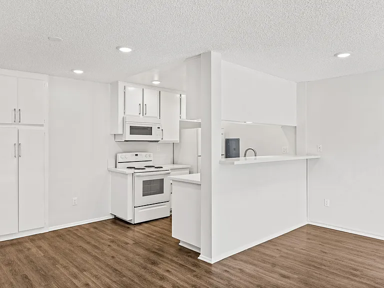 206 Euclid — Photo 11