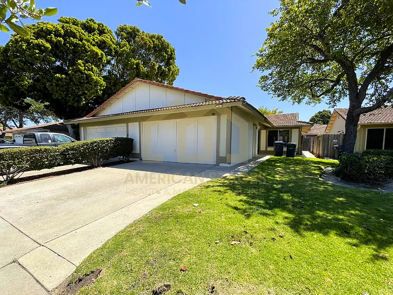 916 N M Pl — Photo 1