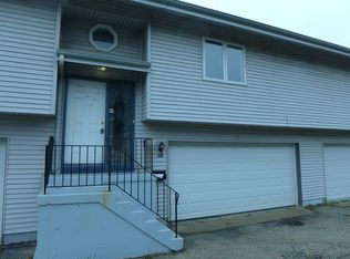 812 Maple Ln, Wheeling, IL 60090