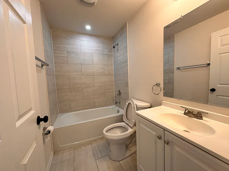 1010 NE 15th Ln — Photo 13