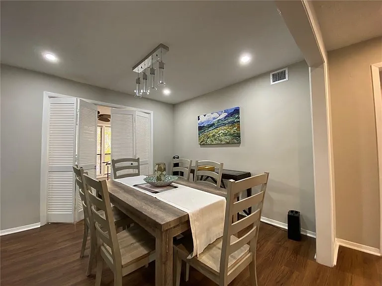 704 Dunbar Dr — Photo 3