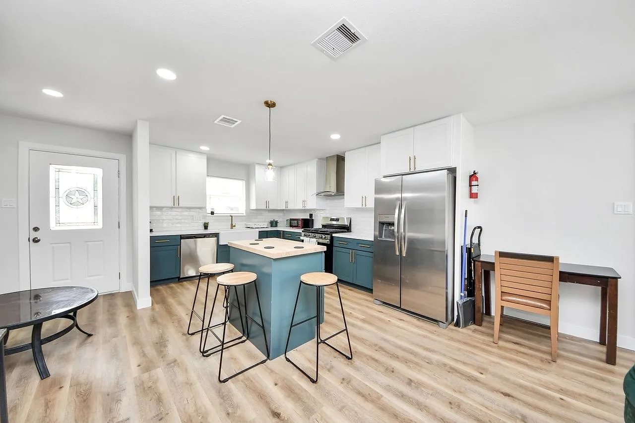 3 bed, 2.0 bath, 1200 sqft, $2,349 — Photo 2