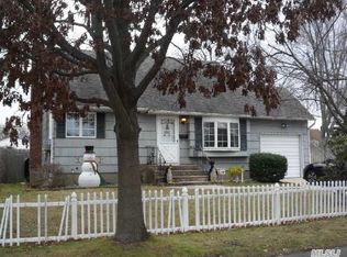 219 29th St, Lindenhurst, NY 11757