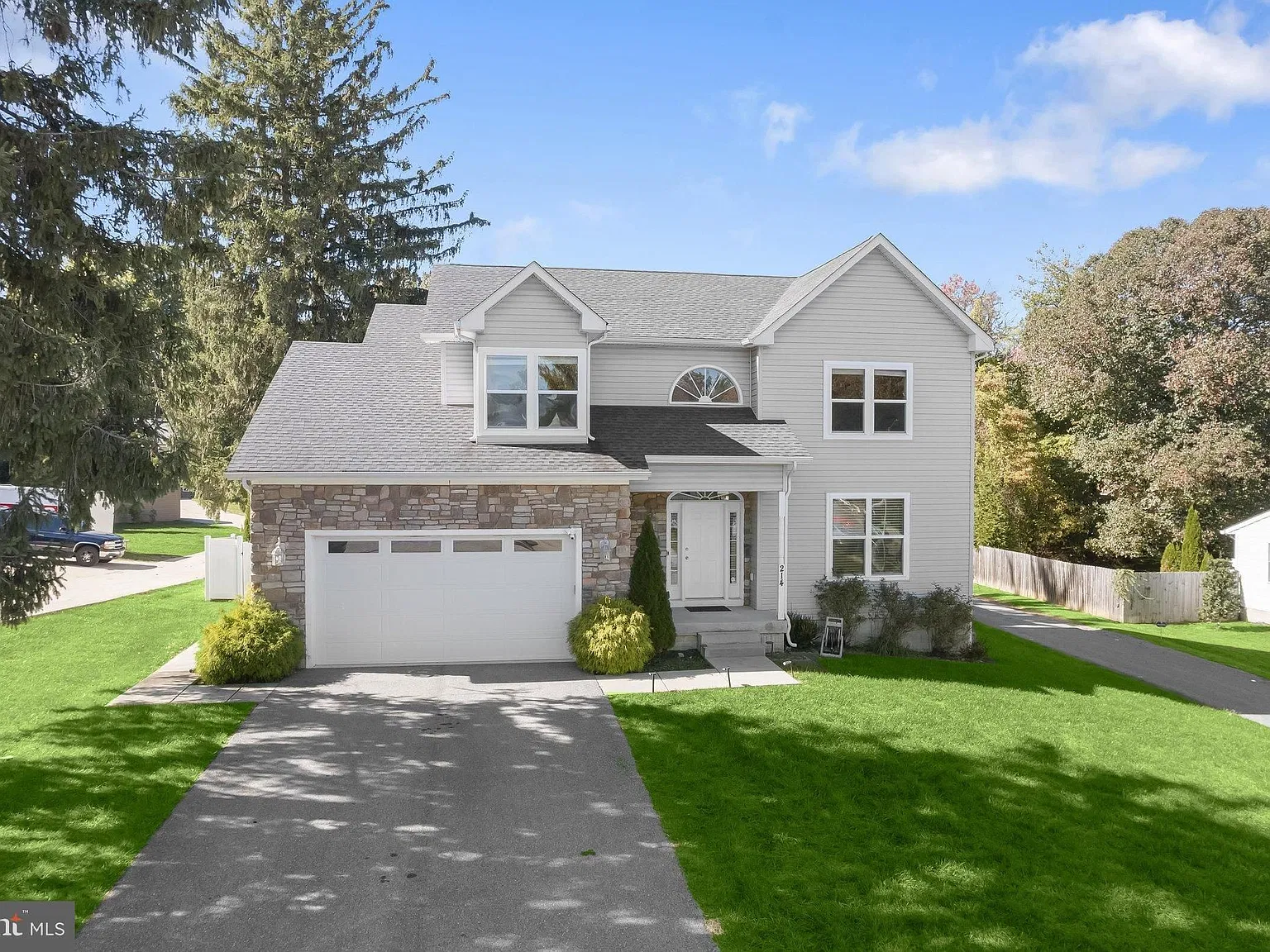 4 bed, 3.5 bath, 3192 sqft, $3,500 — Photo 3