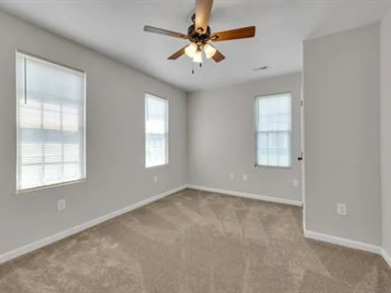 1009 Elkin St — Photo 4