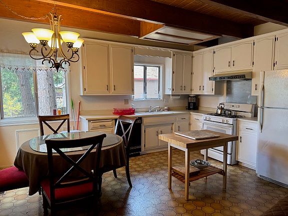 LARGE KITCHEN
