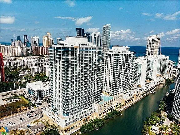 Parque Towers Condo — Photo 2