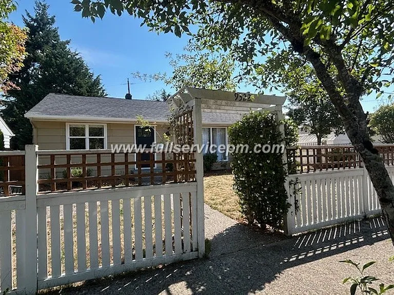 9322 31st Ave SW — Photo 2