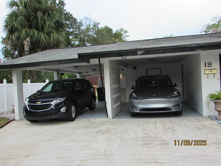 18 SE 44th St #3 — Photo 2