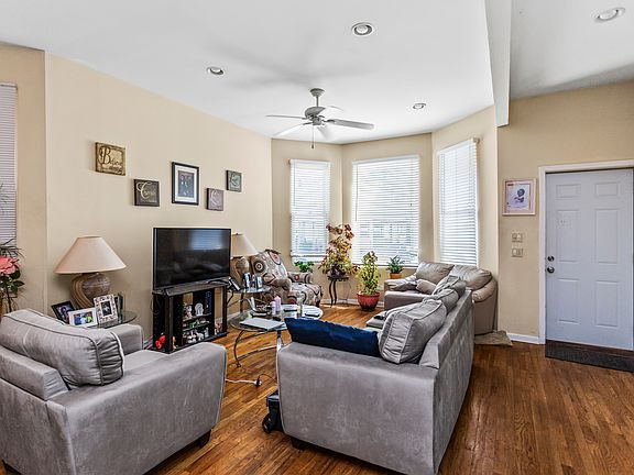 4th image of 3508 W Diversey Ave