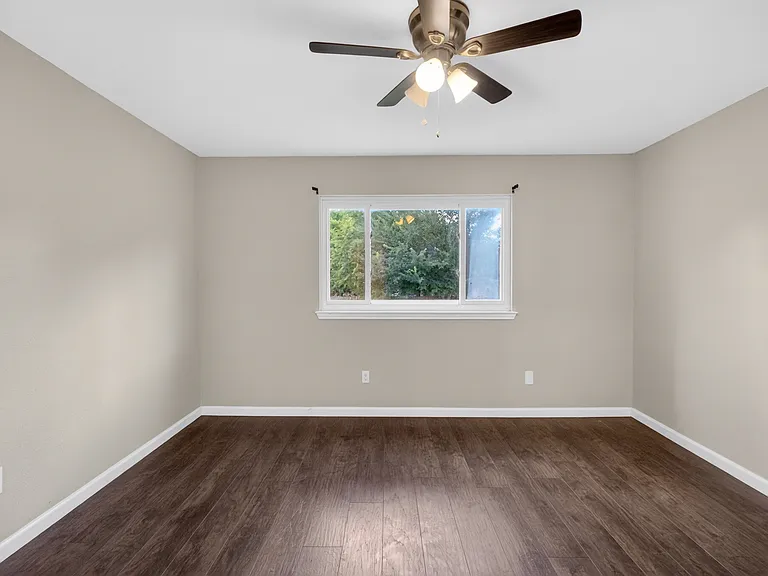 2219 Foxcroft Ln — Photo 5