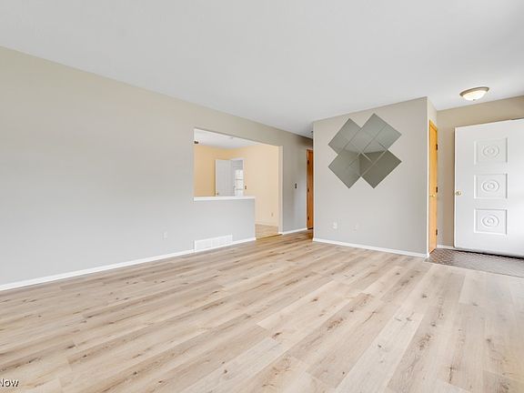 3rd image of 34664 Iris Ln