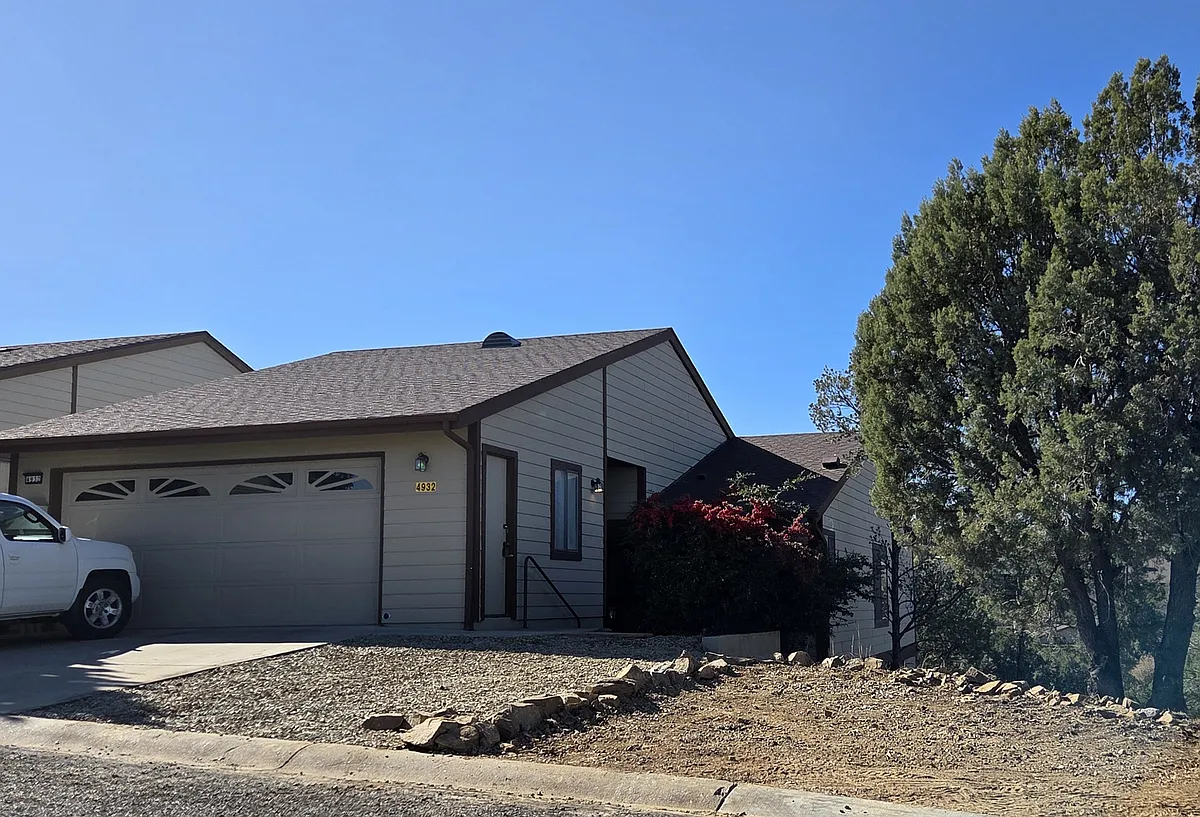 Building Photo - 4932 Summit Cir