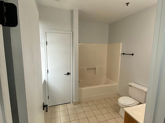 5th image of 527 High St #409