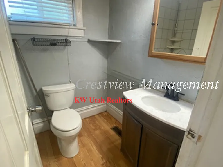 572-574 N 400 W — Photo 11