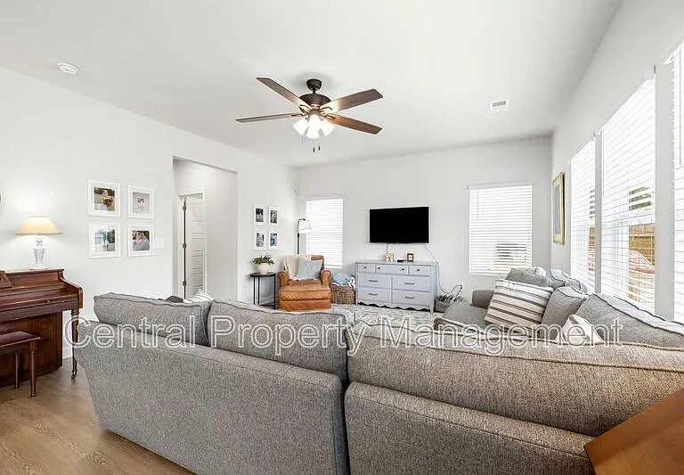 320 Lavinia Cir — Photo 13