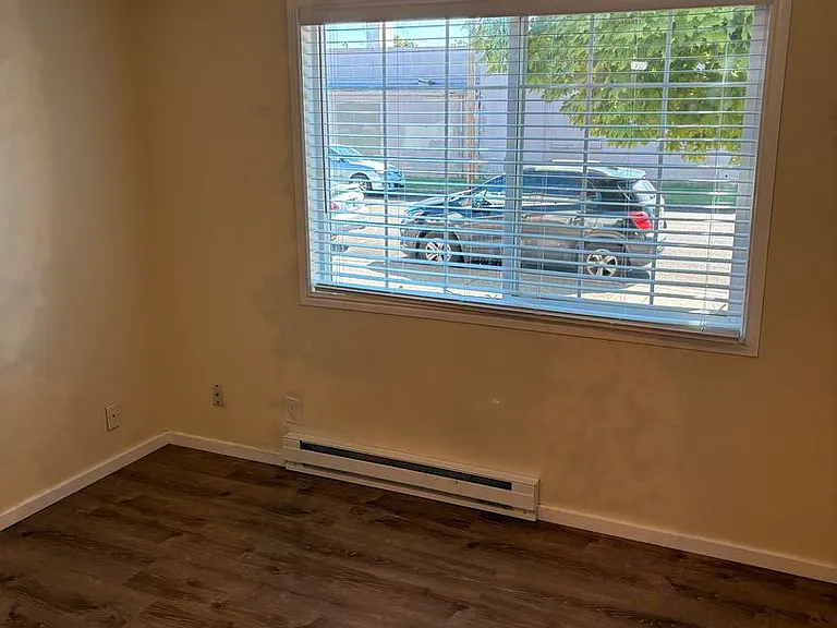 C2402 - Maple Court Apartments — Photo 37