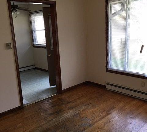 LR adjacent to kitchen