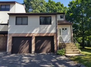 126 Oak Forest Dr, Manchester, CT 06042