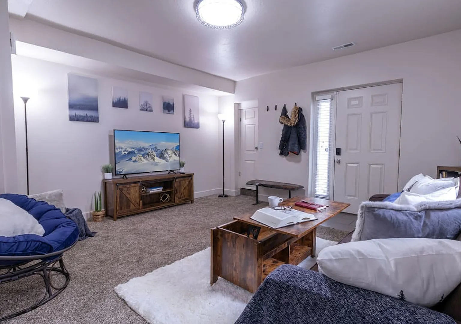 Cozy Basement Retreat Near Downtown + Fast WiFi — Photo 4