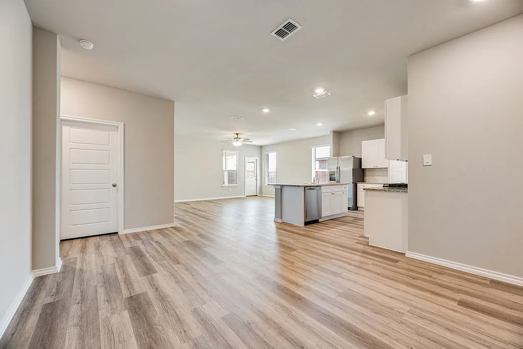 5 bed, 2095 sqft, $2,595 — Photo 4