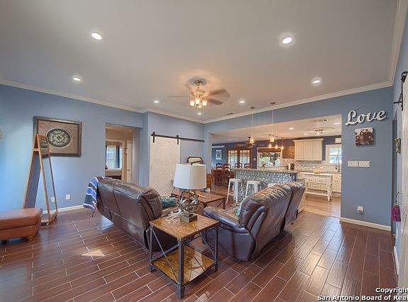 5th image of 360 Larchmont Dr